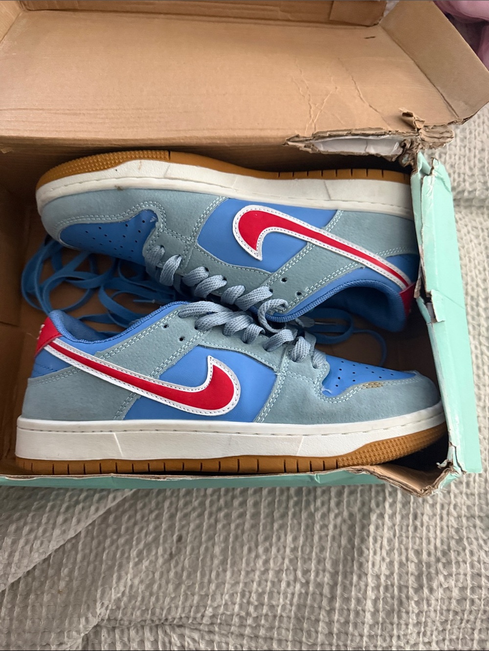 Nike Mens Light Blue Sneakers with Red Swoosh